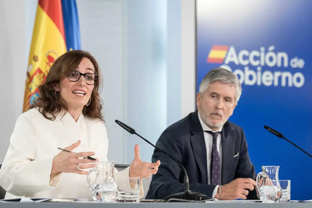 La ministra de Sanidad, M&oacute;nica Garc&iacute;a, y el ministro del Interior, Fernando Grande-Marlaska, durante una rueda de prensa, en el Complejo de la Moncloa, a 6 de mayo de 2026, en Madrid (Espa&ntilde;a).