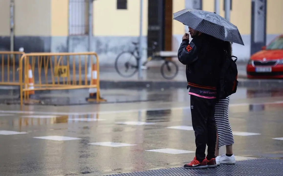 Archivo - Varias personas caminan con paraguas el d&iacute;a en que han puesto en aviso amarillo a la Comunidad de Madrid por tormentas y lluvias, a 2 de mayo de 2022, en Madrid (Espa&ntilde;a). 