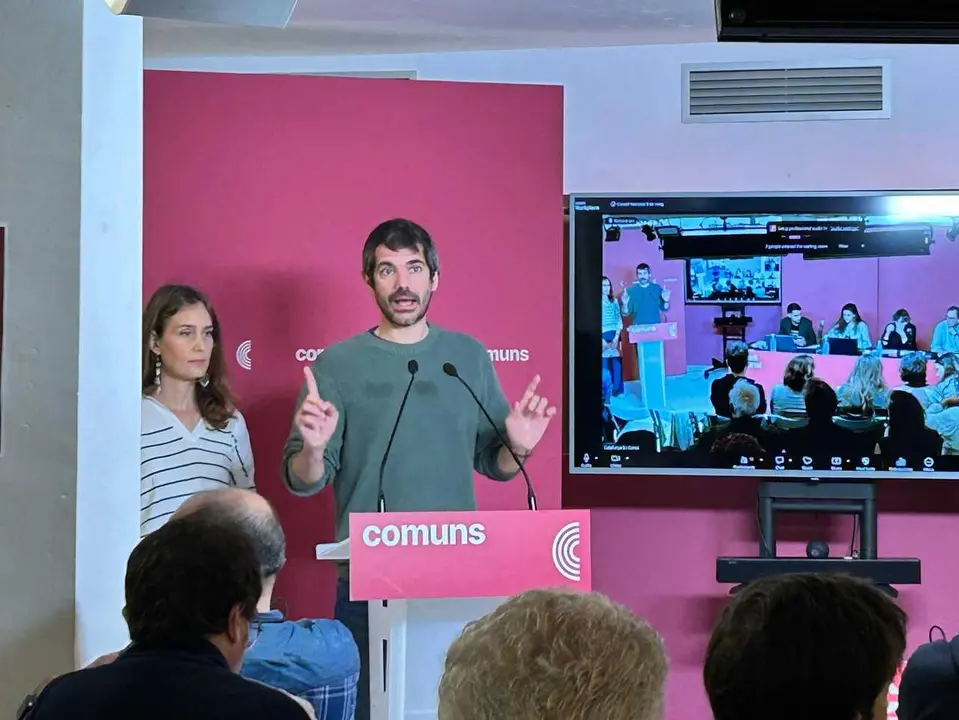 El ministro de Cultura, Ernest Urtasun, y la l&iacute;der de los Comuns, J&eacute;ssica Albiach, intervienen en el Consell Nacional de Catalunya en Com&uacute;