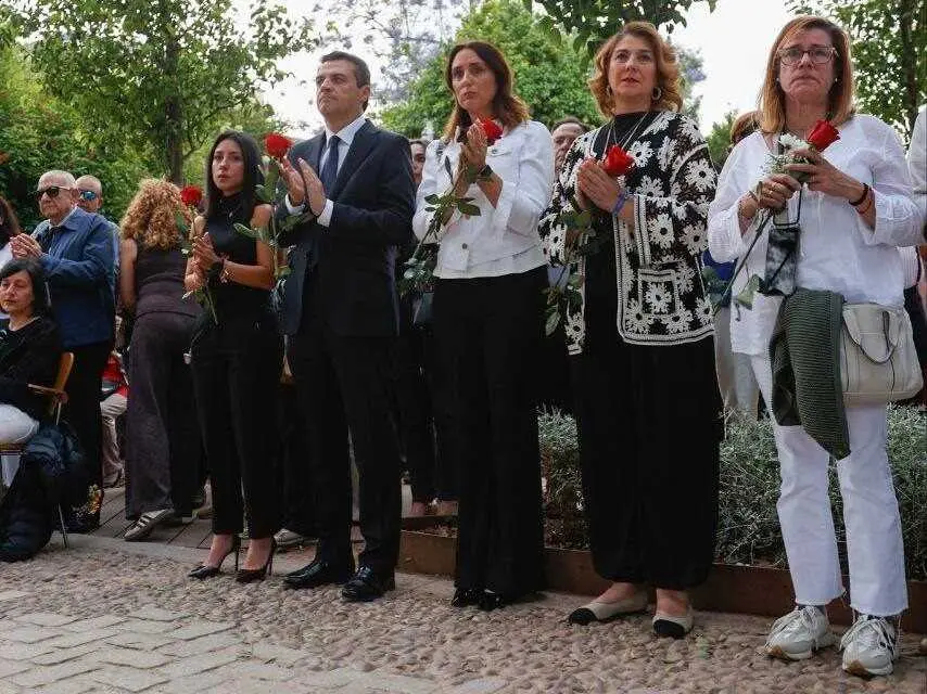 El alcalde de C&oacute;rdoba, Jos&eacute; Mar&iacute;a Bellido, en un acto de homenaje a las v&iacute;ctimas del accidente ferroviario de Adamuz en los jardines de Orive.