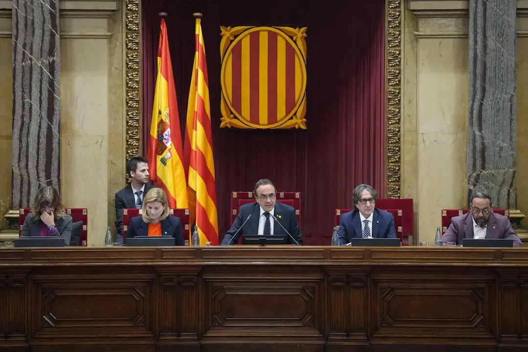 El presidente del Parlament, Josep Rull (c), durante un pleno en el Parlament de Catalunya