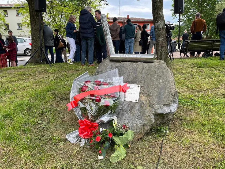 Ofrenda floral en Andoain a Jos&eacute; Luis L&oacute;pez de Lacalle, asesinato por ETA.