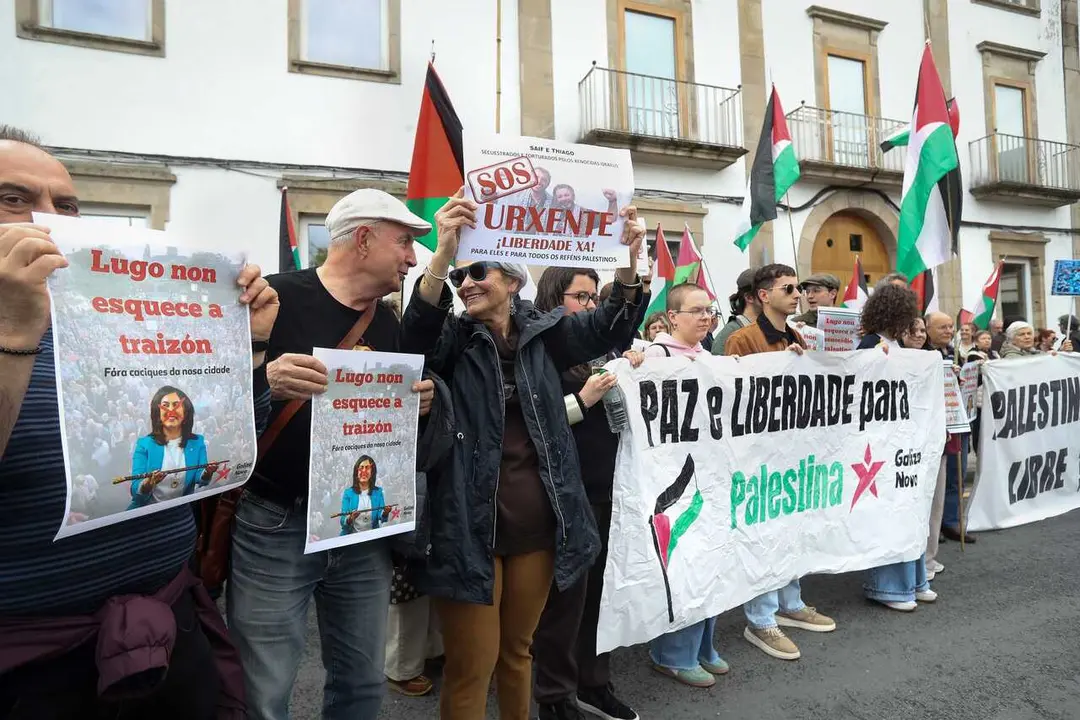 Varias personas participan en una concentraci&oacute;n a favor de Palestina, frente a O Vello C&aacute;rcere, a 9 de mayo de 2026, en Lugo, Galicia (Espa&ntilde;a).