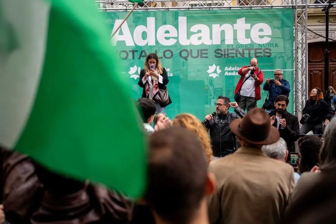 El portavoz y candidato de Adelante Andaluc&iacute;a a la Presidencia de la Junta de Andaluc&iacute;a, Jos&eacute; Ignacio Garc&iacute;a, dirigi&eacute;ndose al p&uacute;blico con un micr&oacute;fono tras cancelar el mitin en M&aacute;laga por lluvias.