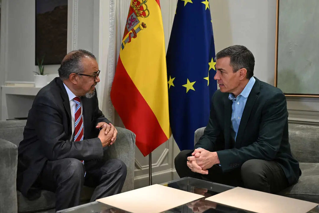 Archivo - El presidente del Gobierno, Pedro S&aacute;nchez, con el director general de la Organizaci&oacute;n Mundial de la Salud (OMS), Tedros Adhanom Ghebreyesus, para analizar la llegada del crucero 'MV Hondius' afectado por un brote de hantavirus