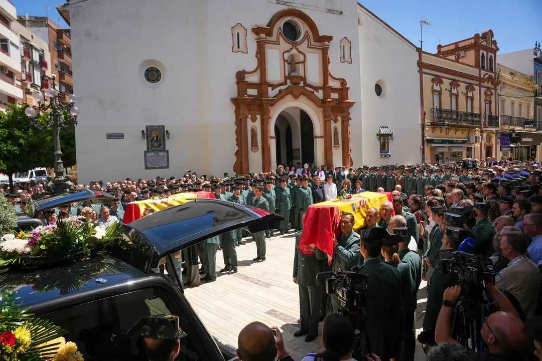 Los f&eacute;retros de los dos agentes fallecidos en el funeral celebrado en la Parroquia de la Pur&iacute;sima Concepci&oacute;n de la capital onubense. 