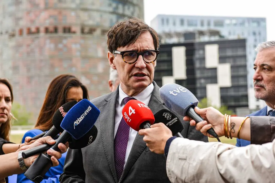 El presidente de la Generalitat de Catalunya, Salvador Illa, atiende a los medios durante el acto institucional por el D&iacute;a de Europa, en el Disseny Hub Barcelona, a 9 de mayo de 2026