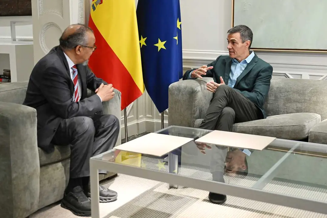 El presidente del Gobierno, Pedro S&aacute;nchez (d), mantiene un encuentro con el director general de la OMS, Tedros Adhanom Ghebreyesus (i), en la Moncloa, a 9 de mayo de 2026, en Madrid (Espa&ntilde;a). 
