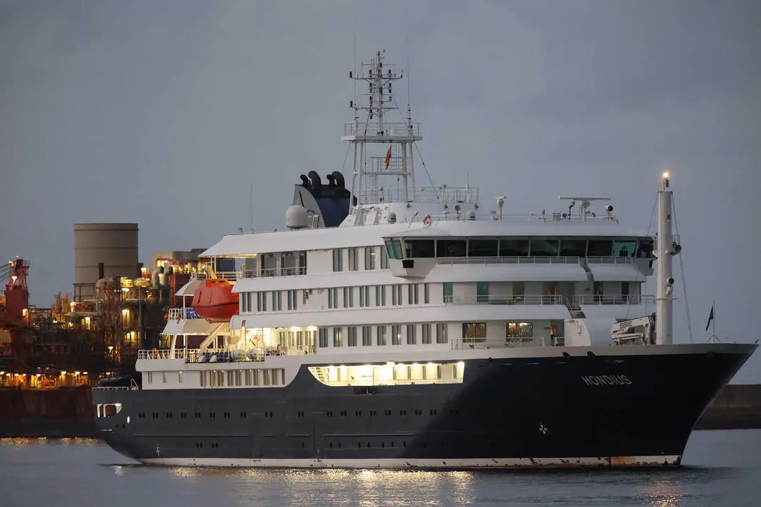 El crucero MV Hondius fondea cerca del puerto de Granadilla, a 10 de mayo de 2026, en Granadilla de Abona, Tenerife, Islas Canarias (Espa&ntilde;a). El operativo de evacuaci&oacute;n del crucero MV Hondius con hantavirus est&aacute; dispuesto para comenzar las operaciones de 