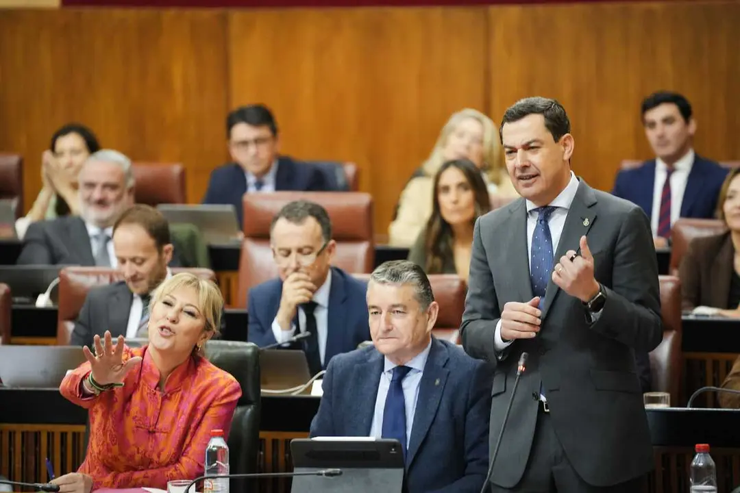 Archivo - El presidente de la Junta de Andaluc&iacute;a, Juanma Moreno, interviene durante la sesi&oacute;n de control en el pleno del Parlamento andaluz. A 26 de febrero de 2026 en Sevilla (Andaluc&iacute;a, Espa&ntilde;a). 