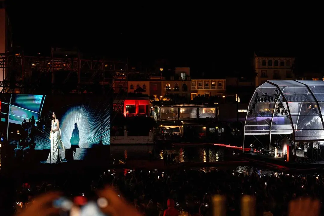 Actuaci&oacute;n de Rosal&iacute;a durante la gala &lsquo;Jarana en el Guadalquivir' por la premiere global de 'Berl&iacute;n y la dama del armi&ntilde;o'. 