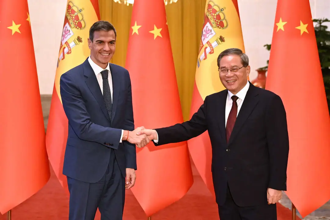 El presidente del Gobierno, Pedro S&aacute;nchez, junto al el primer ministro, Li Qiang.