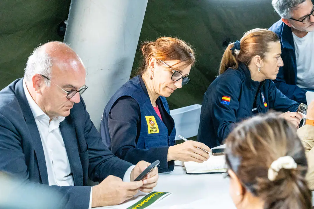 La ministra de Sanidad, M&oacute;nica Garc&iacute;a (c) en el puesto de mando mientras el crucero MV Hondius fondea cerca del puerto de Granadilla, a 10 de mayo de 2026, en Granadilla de Abona, Tenerife, Islas Canarias (Espa&ntilde;a). El operativo de evacuaci&oacute;n del crucero M