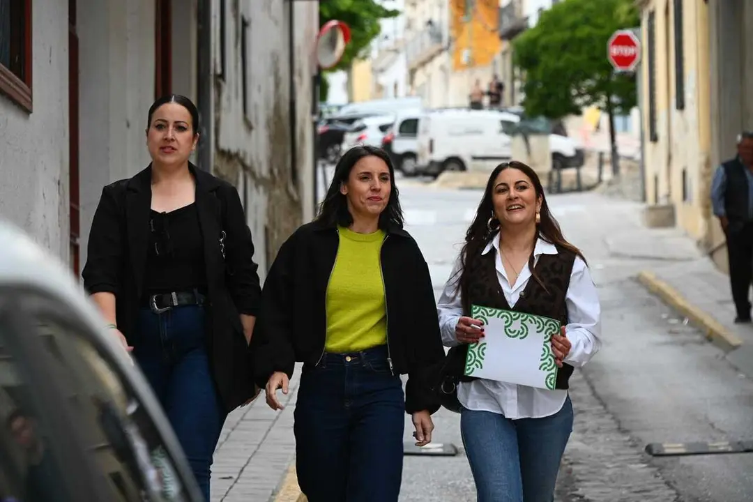 La eurodiputada y secretaria pol&iacute;tica de Podemos, Irene Montero, llegando al acto electoral celebrado en el municipio de J&oacute;dar.