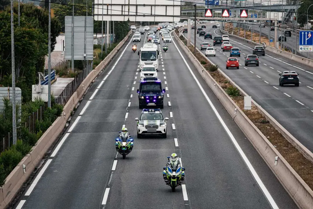 El convoy con los pasajeros espa&ntilde;oles se dirige por la A2 al Hospital Central de la Defensa G&oacute;mez Ulla, a 10 de mayo de 2026, en Madrid (Espa&ntilde;a)