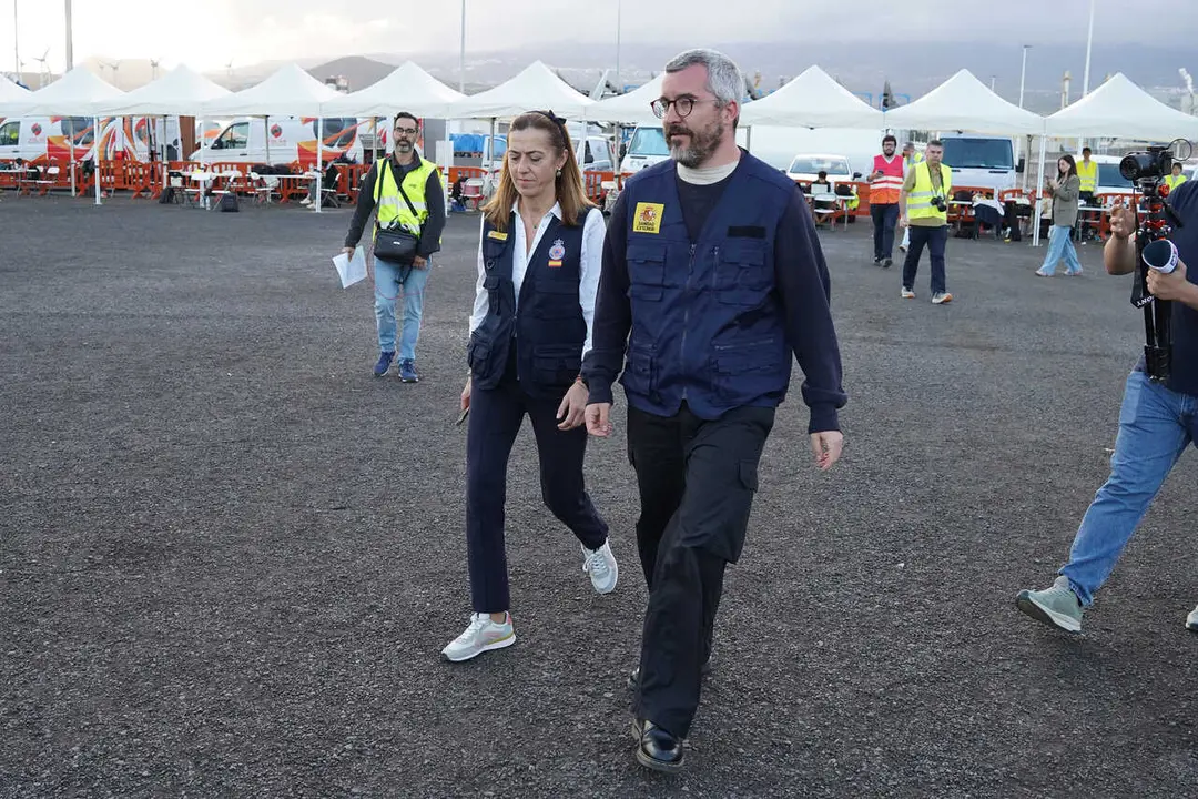 El secretario de Estado de Sanidad, Javier Padilla, y la secretaria general de Protecci&oacute;n Civil y Emergencias, Virginia Barcones, a su llegada para atender a los medios de comunicaci&oacute;n, en el puerto de Granadilla, Tenerife.