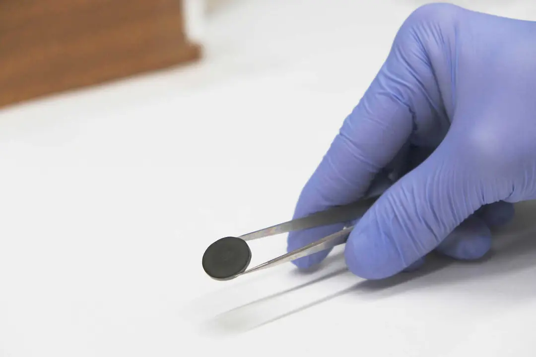 Muestra de las electrocer&aacute;micas sostenibles con nanocelulosa.