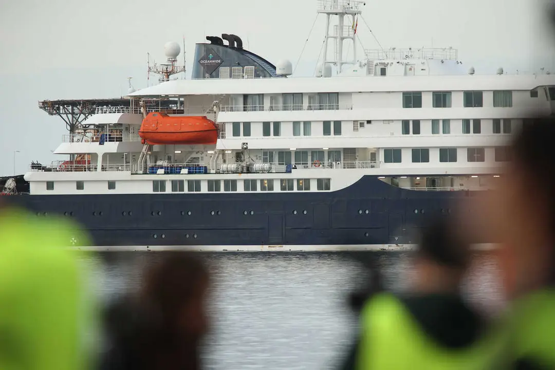 El crucero MV Hondius fondea cerca del puerto de Granadilla, a 10 de mayo de 2026, en Granadilla de Abona, Tenerife, Islas Canarias (Espa&ntilde;a). El operativo de evacuaci&oacute;n del crucero MV Hondius con hantavirus est&aacute; dispuesto para comenzar las operaciones de 
