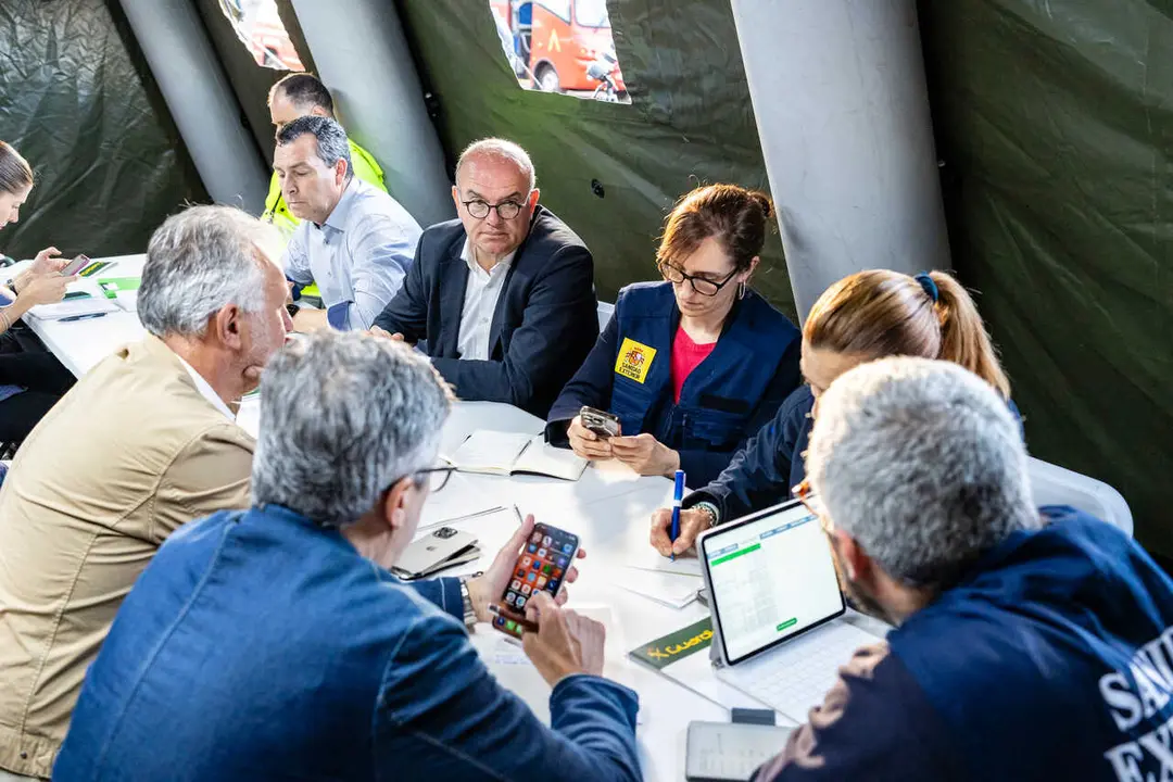 La ministra de Sanidad, M&oacute;nica Garc&iacute;a (c) en el puesto de mando mientras el crucero MV Hondius fondea cerca del puerto de Granadilla, a 10 de mayo de 2026, en Granadilla de Abona, Tenerife, Islas Canarias (Espa&ntilde;a). El operativo de evacuaci&oacute;n del crucero M
