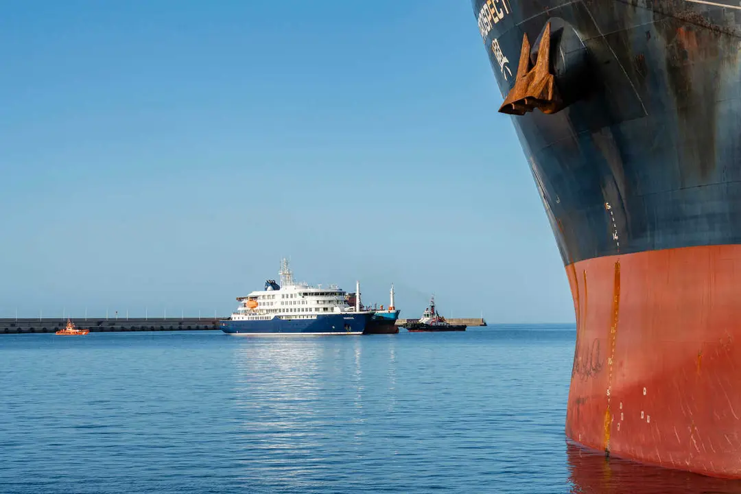 El crucero 'MV Hondius' fondea en el puerto de Granadilla a la espera de repostar y recibir el avituallamiento necesario para viajar a Pa&iacute;ses Bajos