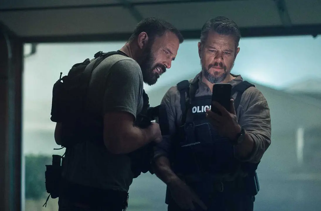 THE RIP. (L to R) Ben Affleck as Det Sergeant JD Byrne and Matt Damon as Lieutenant Dane Dumars in The Rip. Cr. Warrick Page/Netflix &copy; 2025.