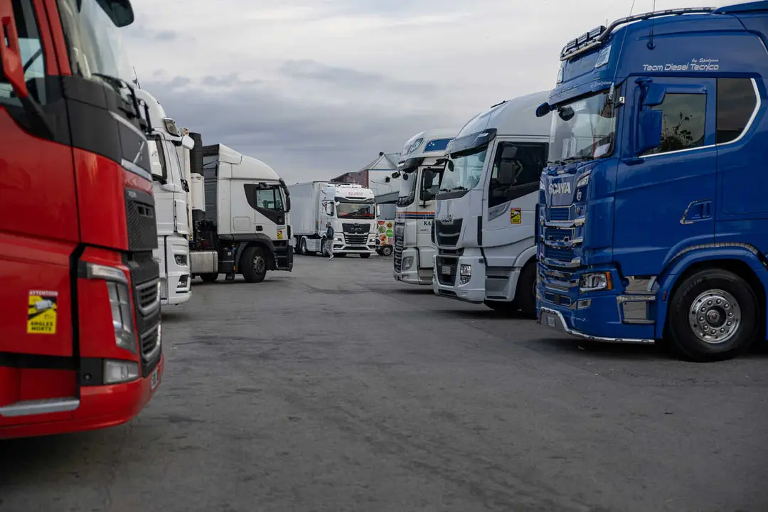 Archivo - Varios camiones estacionados en las inmediaciones de Mercabarna tras una convocatoria de huelga, a 14 de noviembre de 2022, en Barcelona, Catalunya (Espa&ntilde;a).