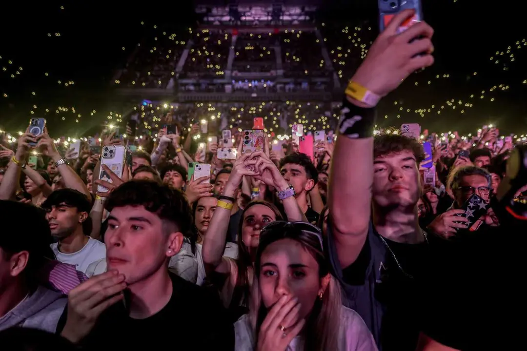Archivo - J&oacute;venes disfrutan de un concierto. 