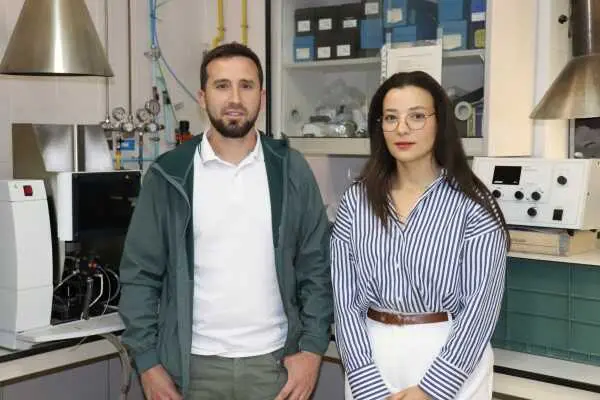 Los investigadores Antonio S&aacute;nchez Rodr&iacute;guez y Sana Boubehziz.