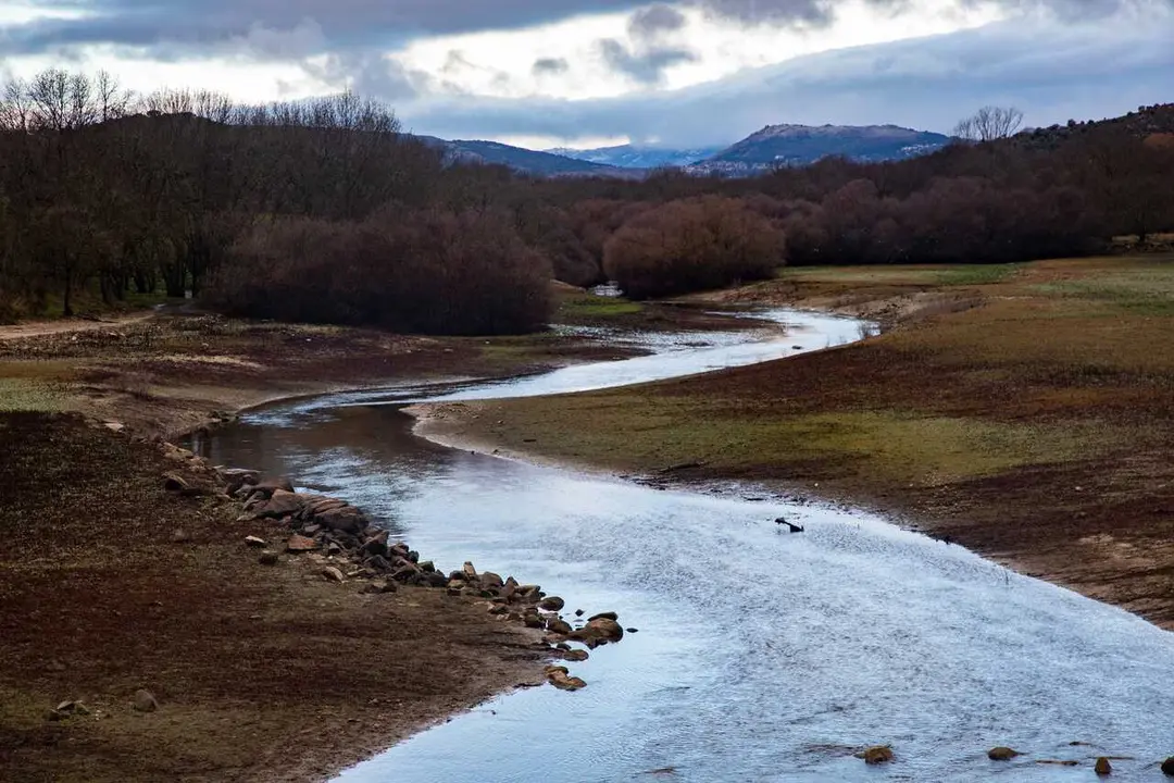 Archivo - Solsticio de invierno en el embalse de Santillana, a 21 de diciembre de 2025, en Manzanares el Real, Madrid (Espa&ntilde;a). 