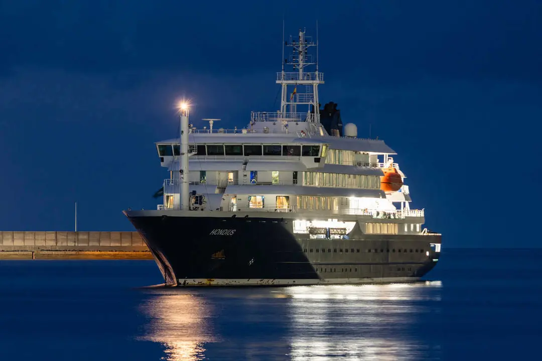El crucero MV Hondius fondea cerca del puerto de Granadilla, a 10 de mayo de 2026, en Granadilla de Abona, Tenerife. 