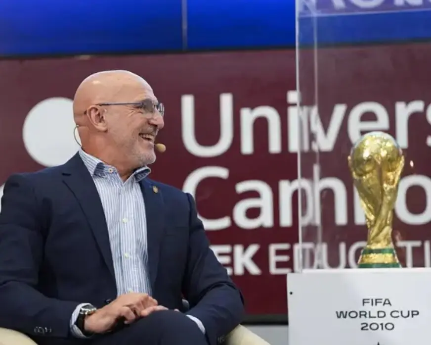 Luis de la Fuente junto a la Copa del Mundo