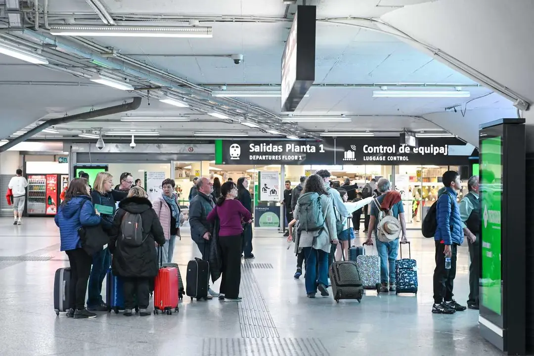 Archivo - Varios viajeros durante la segunda operaci&oacute;n salida con motivo de la Semana Santa 2026, en la estaci&oacute;n Madrid-Puerta de Atocha-Almudena Grandes, a 1 de abril de 2026, en Madrid (Espa&ntilde;a). 