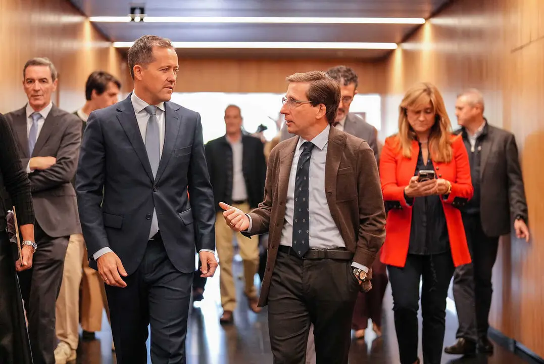 El alcalde de Toledo, Carlos Vel&aacute;zquez, y el de Madrid, Jos&eacute; Luis Mart&iacute;nez-Almeida, en el 'Foro ABC'