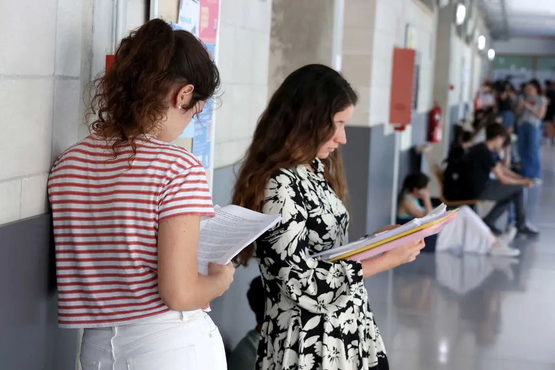 Archivo - Varios alumnos repasan antes de comenzar uno de los ex&aacute;menes de Selectividad 