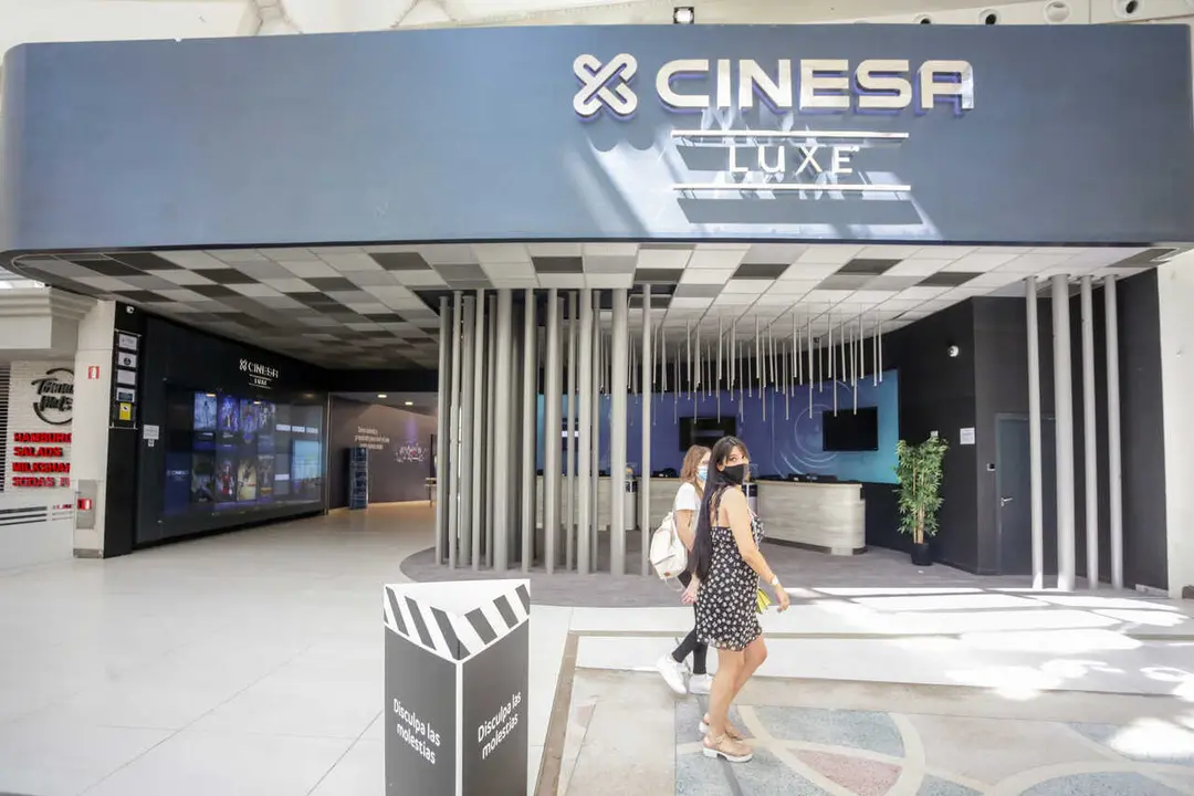 Archivo - Dos mujeres pasan al lado de la puerta del cine Cinesa LUXE Xanad&uacute;, situado en la localidad madrile&ntilde;a de Arroyomolinos, el d&iacute;a de la reapertura de sus puertas, tras el par&oacute;n provocado por el coronavirus. Cinesa LUXE Xanad&uacute; ha aplicado medidas de
