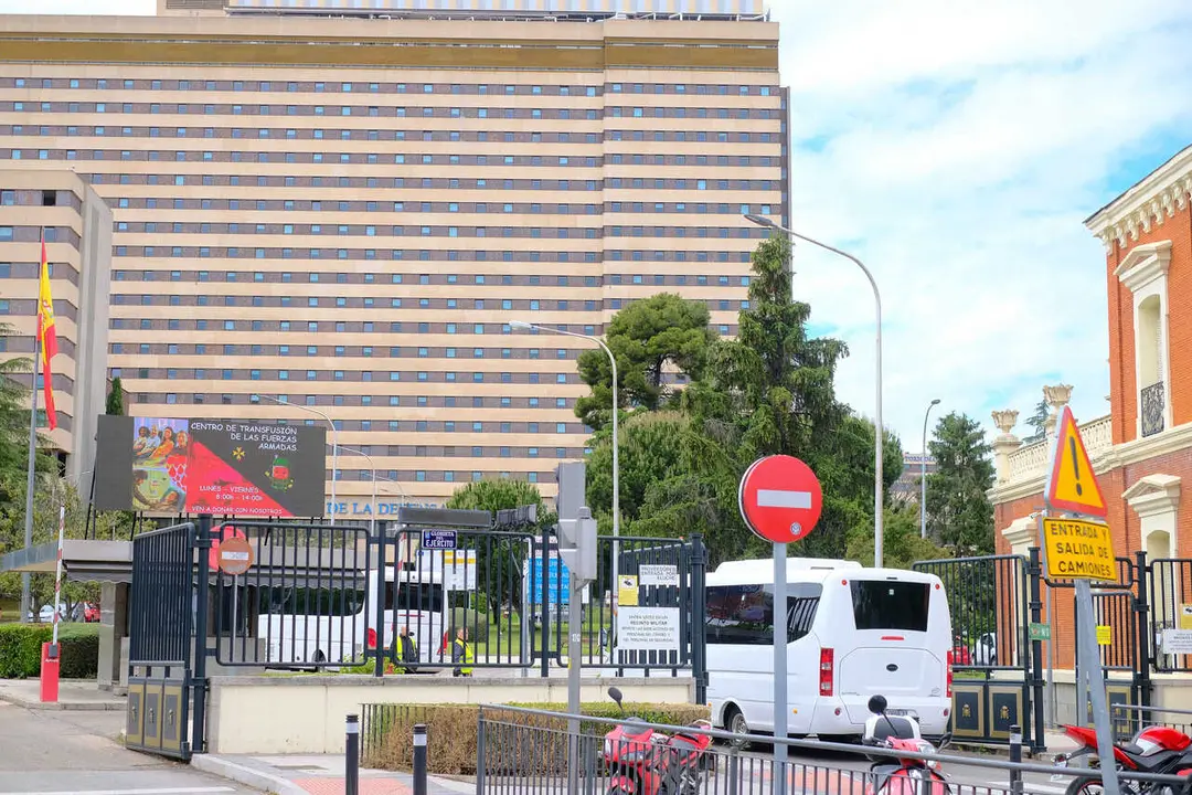 The bus transporting the 14 Spaniards from the hantavirus ship upon their arrival at the G&oacute;mez Ulla Hospital in Madrid - Le bus transportant les 14 Espagnols qui avaient &eacute;t&eacute; &eacute;vacu&eacute;s du navire touch&eacute; par le hantavirus &agrave; leur arriv&eacute;e &agrave; l'h&ocirc;pital G&oacute;mez Ulla de Madrid