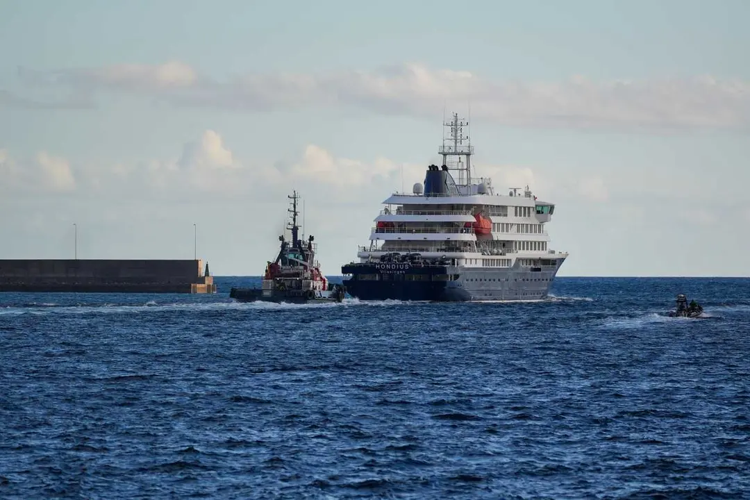 Evacuaci&oacute;n en lancha de pasajeros a bordo del crucero MV Hondius fondeado cerca del puerto de Granadilla, a 11 de mayo de 2026, en Granadilla de Abona, Tenerife, Islas Canarias (Espa&ntilde;a). 
