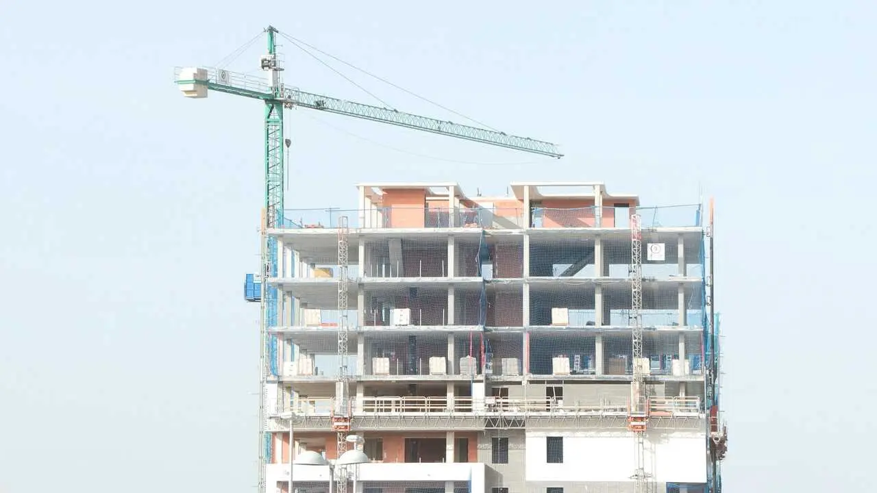 Edificio de pisos en construcci&oacute;n