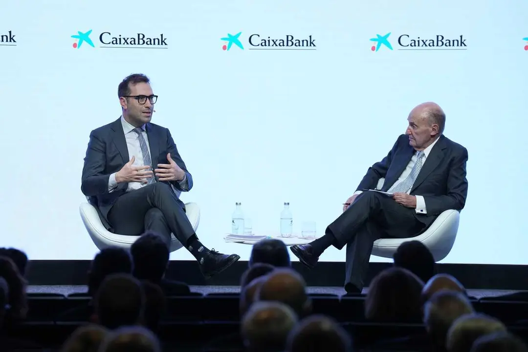 El vicepresidente primero del Gobierno y ministro de Econom&iacute;a, Carlos Cuerpo (i), y el presidente de la Societat Econ&ograve;mica Barcelonesa d'Amics del Pa&iacute;s, Miquel Roca (d) durante la conferencia &lsquo;Presente y futuro de la econom&iacute;a espa&ntilde;ola&rsquo;