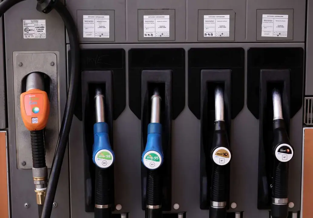 Archivo - Varias mangueras de carburante
