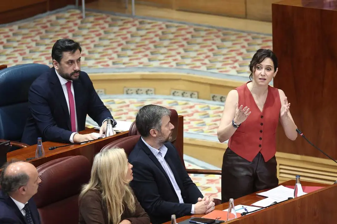 La presidenta de la Comunidad de Madrid, Isabel D&iacute;az Ayuso (d), durante una sesi&oacute;n plenaria en la Asamblea de Madrid, a 16 de abril de 2026, en Madrid (Espa&ntilde;a)
