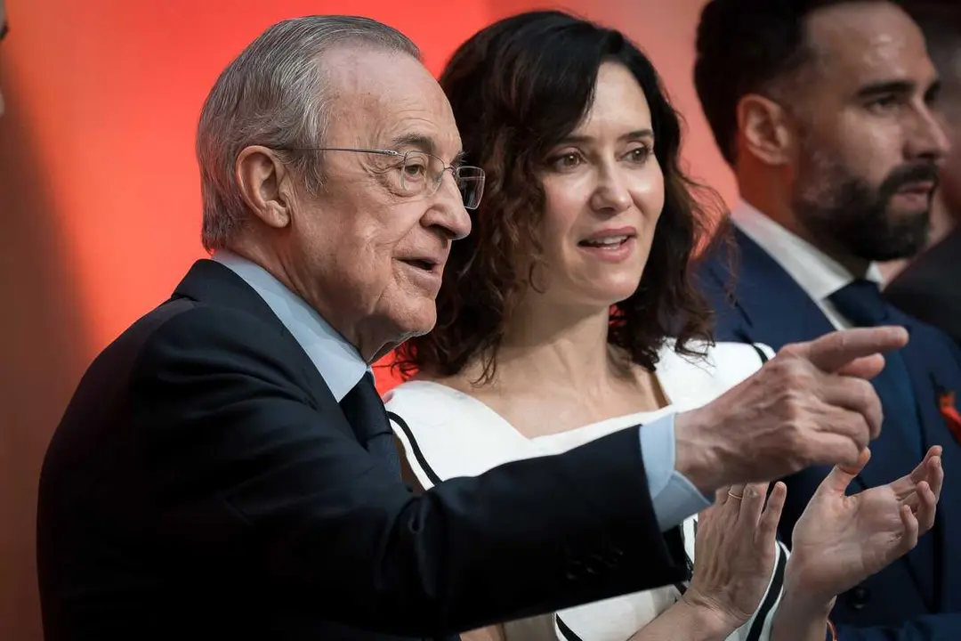 Archivo - El presidente del Real Madrid, Florentino P&eacute;rez, y la presidenta de la Comunidad de Madrid, Isabel D&iacute;az Ayuso, durante la entrega de la Medalla de Oro de la Administraci&oacute;n auton&oacute;mica al futbolista del Real Madrid, Dani Carvajal