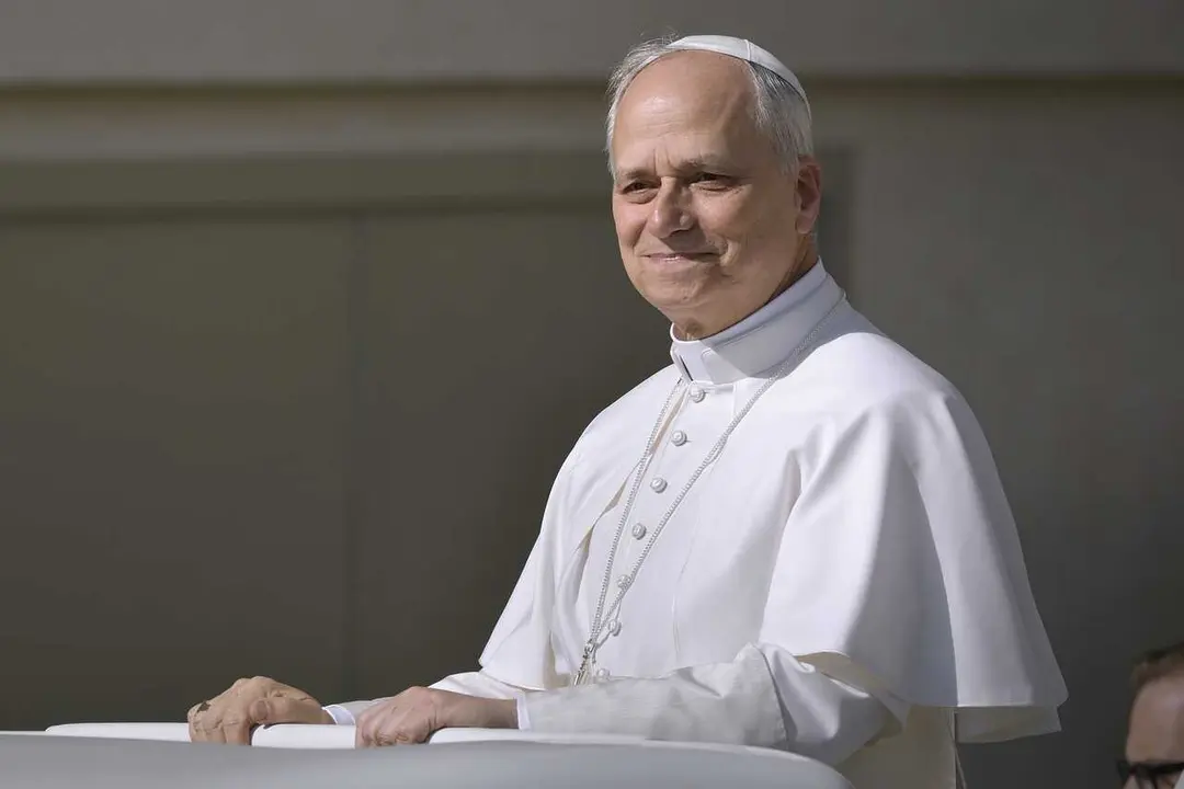 Archivo - El Papa Le&oacute;n XIV recorre la plaza de San Pedro en Papam&oacute;vil por primera vez antes de la misa de inicio de su Pontificado, a 17 de mayo de 2025, en Ciudad del Vaticano. 