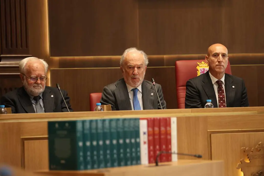 El alcalde de Le&oacute;n, Jos&eacute; Antonio Diez (derecha) y el director de la RAE, Santiago Mu&ntilde;oz Machado (centro), en el Ayuntamiento de San Marcelo de la capital leonesa, donde la RAE ha celebrado un pleno extraordinario.
