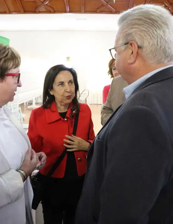 Margarita Robles (centro) habla en La Carlota (C&oacute;rdoba) con candidatos y dirigentes del PSOE.
