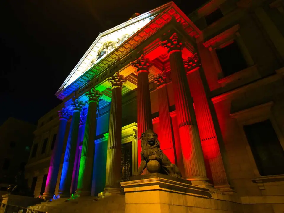 Archivo - Con bandera arco iris (arco&iacute;ris) LGTB