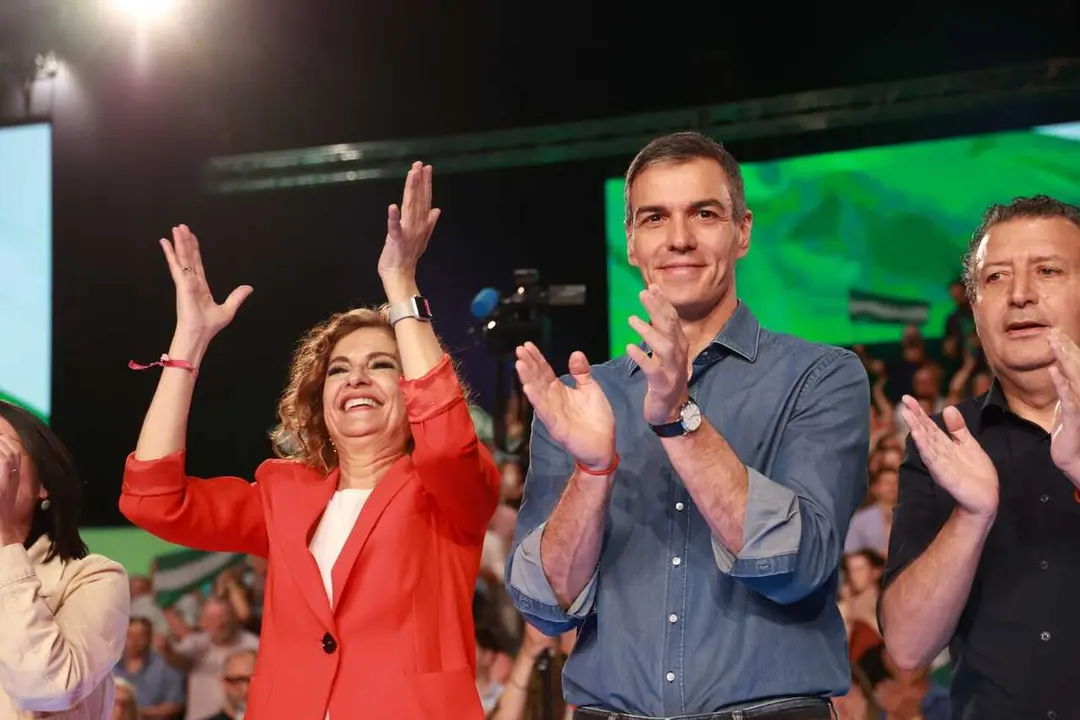 La secretaria general del PSOE-A y candidata a la Junta, Mar&iacute;a Jes&uacute;s Montero; el secretario general del PSOE y presidente del Gobierno, Pedro S&aacute;nchez, y el secretario general del PSOE de Sevilla, Javier Fern&aacute;ndez, en el mitin de cierre de campa&ntilde;a del 17M.