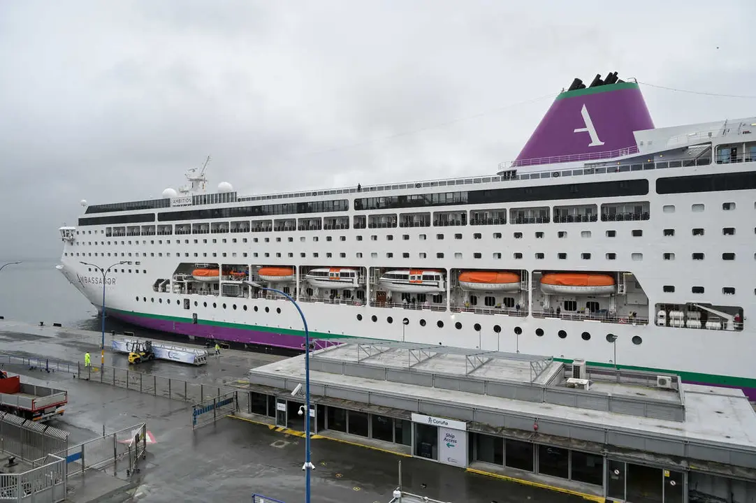 A Coru&ntilde;a
El crucero 'Ambition', aislado por un brote de gastroenteritis que afect&oacute; a decenas de pasajeros y a parte de la tripulaci&oacute;n del buque, en el que viajan m&aacute;s de 1.750 personas, hace escala hoy s&aacute;bado en el puerto de &nbsp;A Coru&ntilde;a
16/05/2026
Foto: M. Dylan / Europa Press