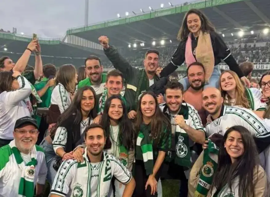 Aficionados del Racing celebrando el ascenso en el Sardinero