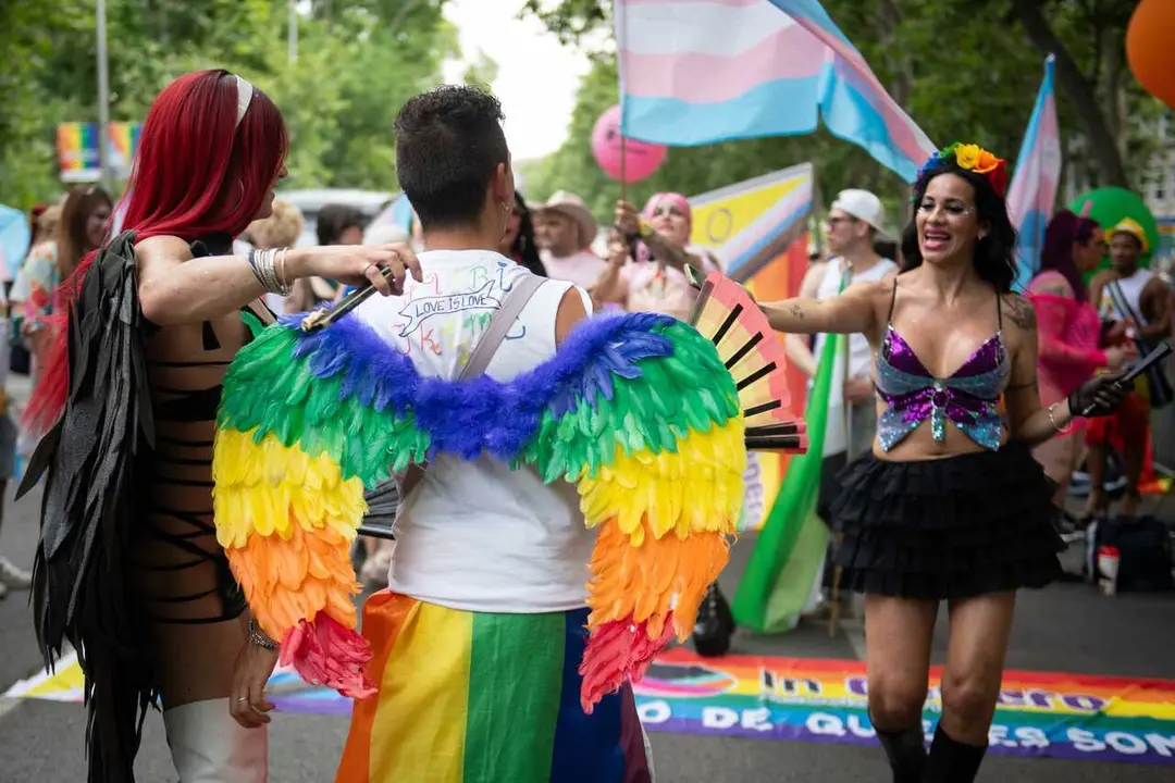 Archivo - Ambiente en las calles de Madrid durante la manifestaci&oacute;n estatal del Orgullo LGTBI+ 2025, a 5 de julio de 2025, en Madrid (Espa&ntilde;a). La manifestaci&oacute;n de este a&ntilde;o conmemora los 20 a&ntilde;os del matrimonio igualitario en Espa&ntilde;a. Bajo el lema &ldquo;20 a&ntilde;os a